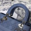 1602919270346876.jpg M0565 迪奥 中号 Lady D-Lite 手袋 藤格纹刺绣 深丹宁蓝色