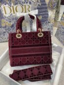 M0565 迪奥 中号 Lady D-Lite 手袋 天鹅绒刺绣藤格纹 酒红色