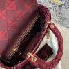 1602919425693195.jpg M0565 迪奥 中号 Lady D-Lite 手袋 天鹅绒刺绣藤格纹 酒红色
