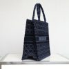 1607998533913677.jpg M1286 Dior Book Tote 大号手袋 蓝色Cannage 藤格纹图案绣花丝绒