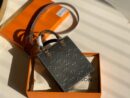 M90564 LV PETIT SAC PLAT 手袋 压纹漆皮托特包 银色