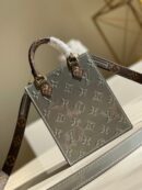 M90564 LV PETIT SAC PLAT 手袋 压纹漆皮托特包 银色