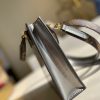 1608694352127100.jpg M90564 LV PETIT SAC PLAT 手袋 压纹漆皮托特包 银色
