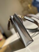 M90564 LV PETIT SAC PLAT 手袋 压纹漆皮托特包 银色