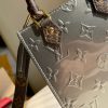 1608694352264459.jpg M90564 LV PETIT SAC PLAT 手袋 压纹漆皮托特包 银色