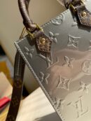 M90564 LV PETIT SAC PLAT 手袋 压纹漆皮托特包 银色