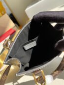 M90564 LV PETIT SAC PLAT 手袋 压纹漆皮托特包 银色