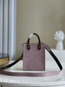 M90564 LV PETIT SAC PLAT 手袋 压纹漆皮托特包 银色