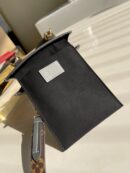 M90564 LV PETIT SAC PLAT 手袋 压纹漆皮托特包 银色