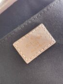 M90564 LV PETIT SAC PLAT 手袋 压纹漆皮托特包 银色