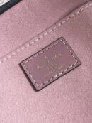 M90564 LV PETIT SAC PLAT 手袋 压纹漆皮托特包 银色