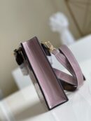 M90564 LV PETIT SAC PLAT 手袋 压纹漆皮托特包 银色