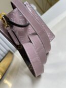 M90564 LV PETIT SAC PLAT 手袋 压纹漆皮托特包 银色