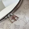 M20701 LV WHY KNOT 小号手袋 镂花穿孔牛皮革 单肩手提包 象灰色
