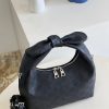 M20703 LV WHY KNOT 小号手袋 镂花穿孔牛皮革 单肩手提包 黑色
