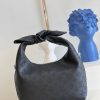 M20703 LV WHY KNOT 小号手袋 镂花穿孔牛皮革 单肩手提包 黑色