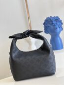 M20703 LV WHY KNOT 小号手袋 镂花穿孔牛皮革 单肩手提包 黑色