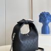 M20703 LV WHY KNOT 小号手袋 镂花穿孔牛皮革 单肩手提包 黑色