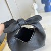 M20703 LV WHY KNOT 小号手袋 镂花穿孔牛皮革 单肩手提包 黑色