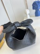 M20703 LV WHY KNOT 小号手袋 镂花穿孔牛皮革 单肩手提包 黑色