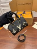 M81456 LV NANO SPEEDY 手袋 压纹软粒面牛皮mini枕头包