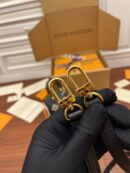 M81456 LV NANO SPEEDY 手袋 压纹软粒面牛皮mini枕头包
