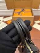 M81456 LV NANO SPEEDY 手袋 压纹软粒面牛皮mini枕头包