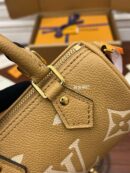 M81457 LV NANO SPEEDY 手袋 压纹软粒面牛皮mini枕头包