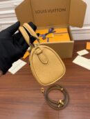 M81457 LV NANO SPEEDY 手袋 压纹软粒面牛皮mini枕头包