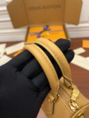 M81457 LV NANO SPEEDY 手袋 压纹软粒面牛皮mini枕头包
