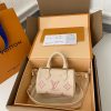 M81913 LV NANO SPEEDY 手袋 压纹软粒面牛皮mini枕头包 米白色