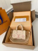 M81913 LV NANO SPEEDY 手袋 压纹软粒面牛皮mini枕头包 米白色