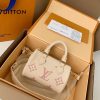 M81913 LV NANO SPEEDY 手袋 压纹软粒面牛皮mini枕头包 米白色