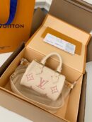 M81913 LV NANO SPEEDY 手袋 压纹软粒面牛皮mini枕头包 米白色