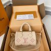 M81913 LV NANO SPEEDY 手袋 压纹软粒面牛皮mini枕头包 米白色