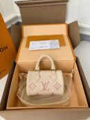 M81913 LV NANO SPEEDY 手袋 压纹软粒面牛皮mini枕头包 米白色