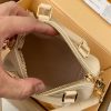 M81913 LV NANO SPEEDY 手袋 压纹软粒面牛皮mini枕头包 米白色