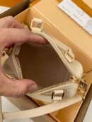 M81913 LV NANO SPEEDY 手袋 压纹软粒面牛皮mini枕头包 米白色