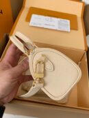 M81913 LV NANO SPEEDY 手袋 压纹软粒面牛皮mini枕头包 米白色