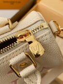 M81913 LV NANO SPEEDY 手袋 压纹软粒面牛皮mini枕头包 米白色