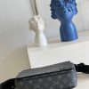M46255 LV DISTRICT 小号邮差包 Monogram Eclipse 帆布男士单肩斜挎包