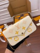 M82047 LV FELICIE POCHETTE 手袋 牛皮压纹三合一链条包 LV三件套 米白色
