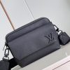M22482 LV FASTLINE 邮差包 柔软牛皮男士单肩斜挎包 黑色