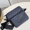M46602 LV TRIO 邮差包 压纹牛皮男士三合一斜挎包 黑色