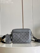 M46603 LV TRIO 邮差包 压纹牛皮男士三合一斜挎包 灰色