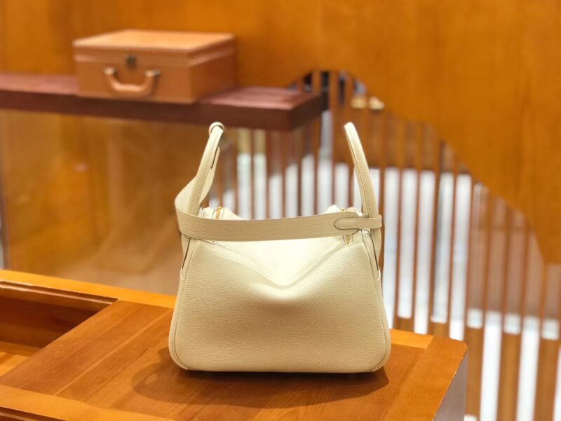 爱马仕 Lindy 26cm 奶昔白 Togo 牛皮 金扣 原版蜜蜡线 顶级手缝 - Image 2