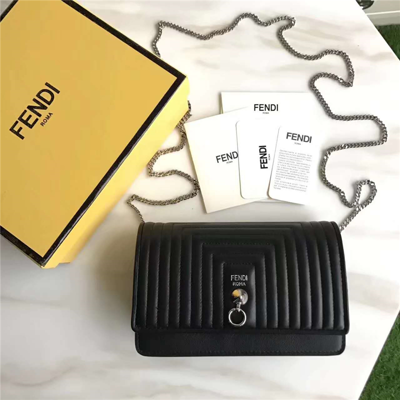 FENDI 芬迪 6346 柔软板岩软羊链式皮夹 金属环 可拆卸链条肩带 黑色