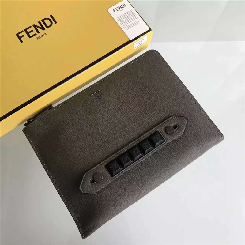 FENDI 芬迪 0225 精选小牛皮荔枝纹加钉腕带手拿包 啡色