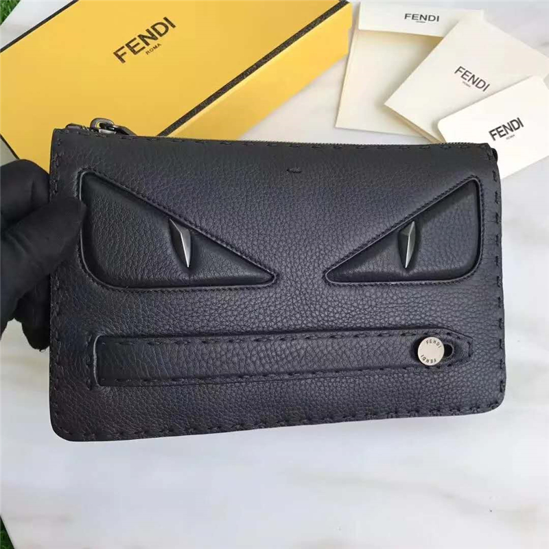 FENDI 芬迪 351 精选小牛皮荔枝纹小恶魔压制立体BAG BUGS眼睛手拿包 炭黑色