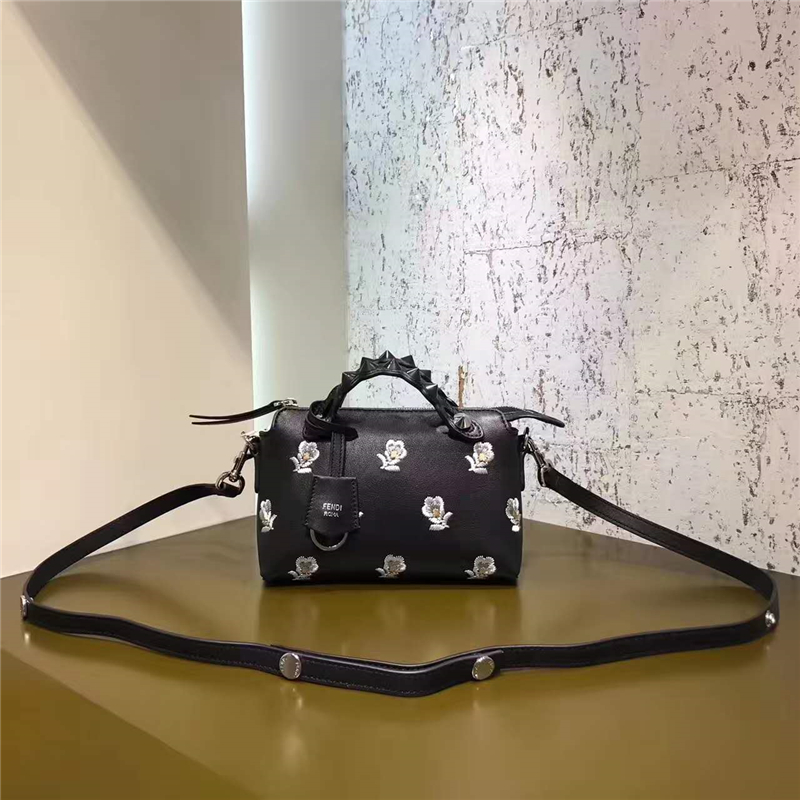 Fendi 芬迪 2017新款 By The way Mini 刺绣女士手提挎包 黑色